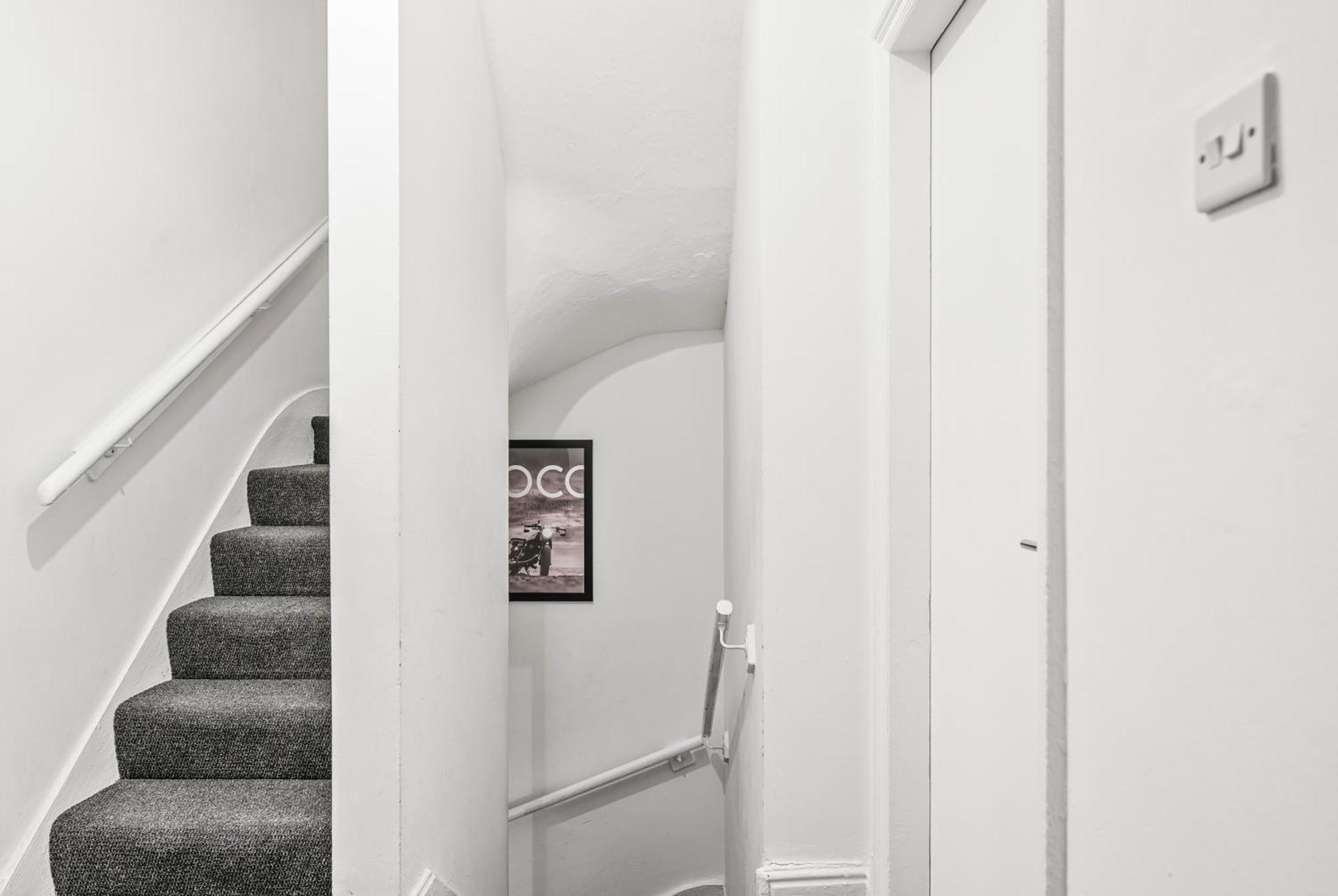 Apartment 20 Percent Off! Stylish Abode Sleeps 12 *