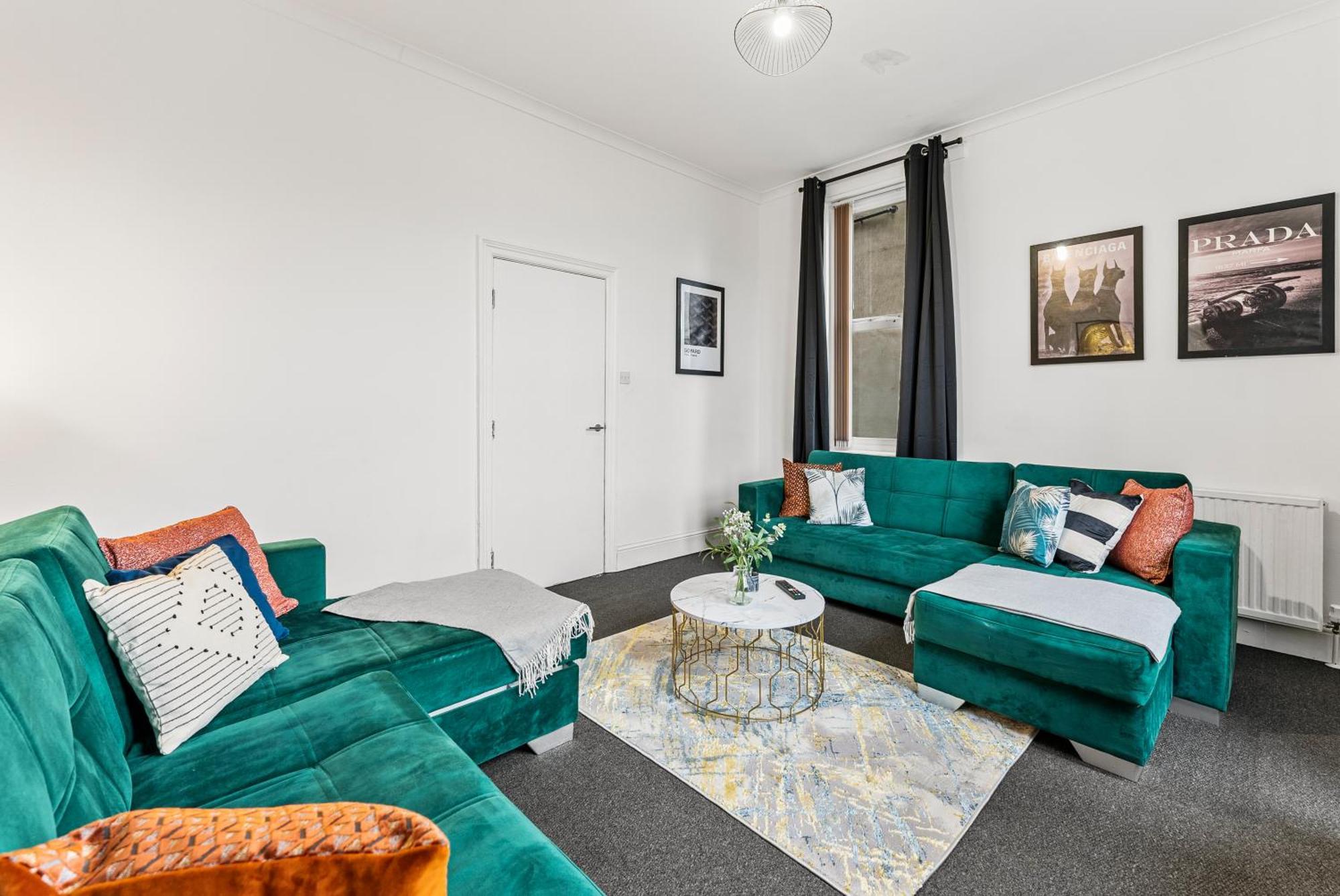 20 Percent Off! Stylish Abode Sleeps 12 * Sheffield